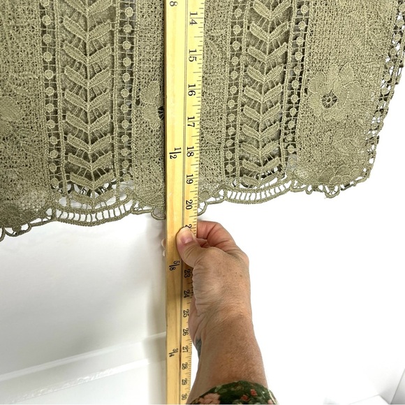 Love J Olive Elegant Lace Floral Embroidered Cut-Out Top - Size Medium - Picture 6 of 7
